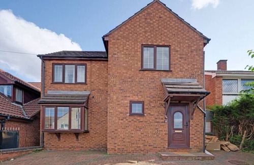 Darlaston House | Spacious 5-Bed House with Free Parking and Garden