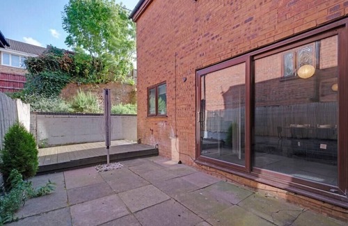 Darlaston House | Spacious 5-Bed House with Free Parking and Garden