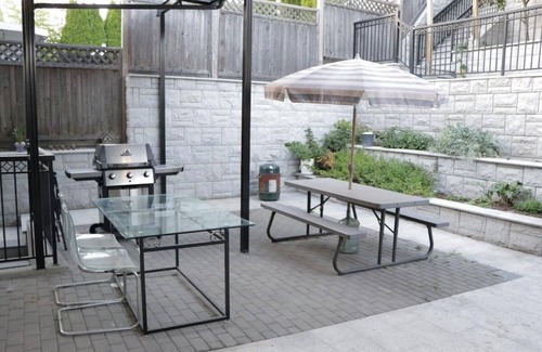 Fraserview House | Spacious 5 Bed Home with Spa & Wellness Amenities