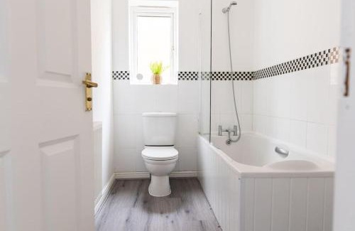 Bedlington House | Spacious 5 bed house with free private parking, Bedlington, Northumberland