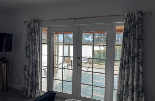 Miami Lakes House | Spacious 5-bed Lake Front Home in charming Miami Lakes with Swim Spa Gym & Dock