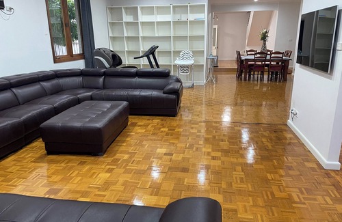Bentleigh House | Spacious 5-bedroom house in beautiful Brighton East with AC, WiFi, fitness room