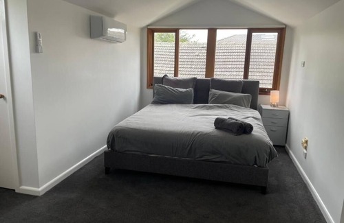 Bentleigh House | Spacious 5-bedroom house in beautiful Brighton East with AC, WiFi, fitness room