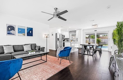 Sunset House | Spacious 5 Bedrooms with Large Pool, 12 minutes to the Ocean