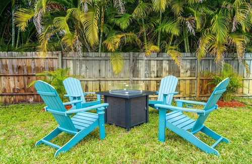 Sunset House | Spacious 5 Bedrooms with Large Pool, 12 minutes to the Ocean