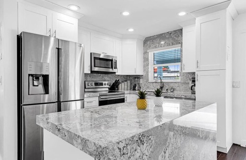 Sunset House | Spacious 5 Bedrooms with Large Pool, 12 minutes to the Ocean
