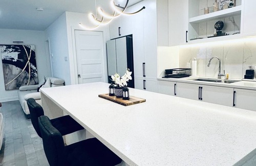 Saint-Hubert Apartment | Spacious 5-bedroom apartment in enjoyable Longueuil with AC