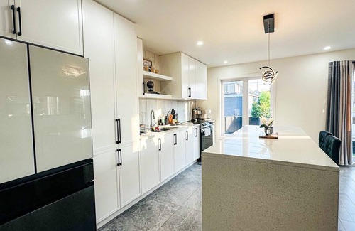 Saint-Hubert Apartment | Spacious 5-bedroom apartment in enjoyable Longueuil with AC