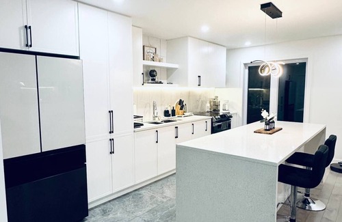 Saint-Hubert Apartment | Spacious 5-bedroom apartment in enjoyable Longueuil with AC