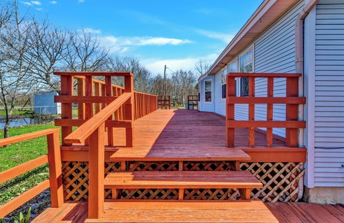 Gordonville Cabin | Spacious 5-bedroom cabin in charming Howe with WiFi, AC