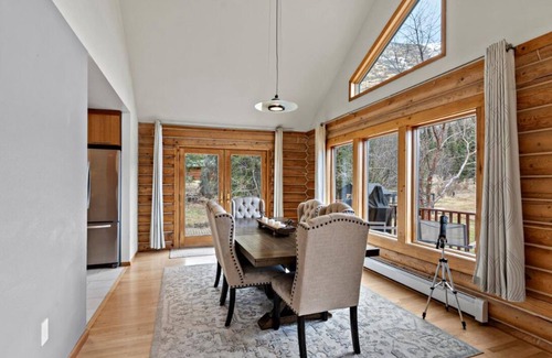 Eagle River Ski Chalet | Spacious 5-bedroom chalet in Eagle River with WiFi and fitness room