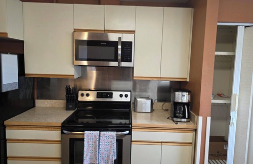 College House | Spacious 5-bedroom house that sleeps 16+ in charming Fairbanks with WiFi