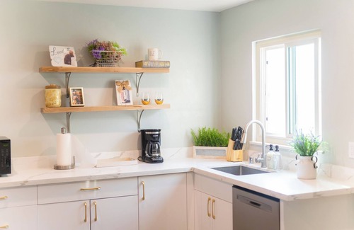 Willow Glen House | Spacious 5 Bedroom Home! Free WI-FI! AC and HEAT!