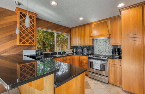 Vancouver House | Spacious 5-bedroom house in Vancouver with nice decks and beautiful view