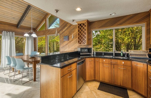Vancouver House | Spacious 5-bedroom house in Vancouver with nice decks and beautiful view