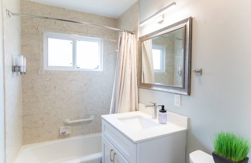 Willow Glen House | Spacious 5 Bedroom Home! Free WIFI! AC & HEAT!