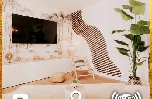 Bordeaux City Centre Apartment | Spacious 5-Bedroom Home with Terrace, Air Conditioning and Parking