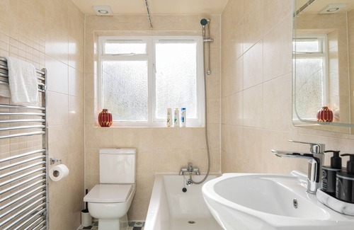 Camden Town Apartment | Spacious 5-Bedroom Home in Camden Town – Ideal for Groups & Families