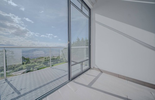 Villa Hermosa House | Spacious 5-bedroom house in amazing Medellín with WiFi