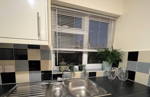 Watford House | Spacious 5 Bedroom House / 30 Mins to London