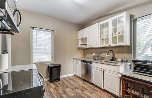 Columbus House | Spacious 5-bedroom house in Central Columbus Fenced Backyard