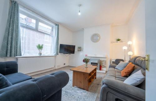 Rochdale Apartment | Spacious 5 bedroom house