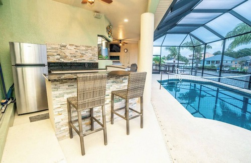 Apollo Beach House | Spacious 5-bedroom house on the water with AC, WiFi in gorgeous Apollo Beach
