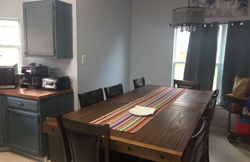 Heritage House | Spacious 5-bedroom house in San Antonio Comfort with AC, WiFi, SeaWorld Area