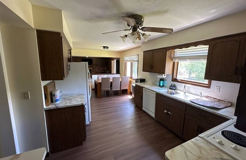 Parma Heights House | Spacious 5-BR Home - Near CLE Clinc + CWRU