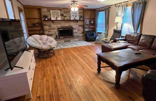 North East House | Spacious 5 BR Home w/Hot Tub