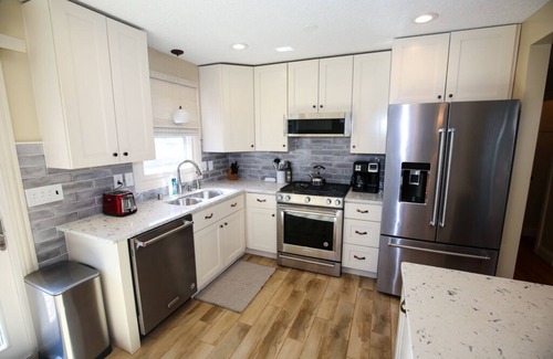 St. Anthony West House | Spacious 5BR in NE Arts District by Lux Life