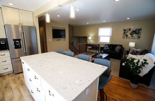 St. Anthony West House | Spacious 5BR in NE Arts District by Lux Life