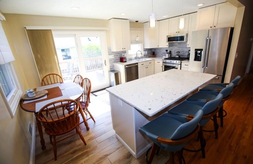 St. Anthony West House | Spacious 5BR in NE Arts District by Lux Life