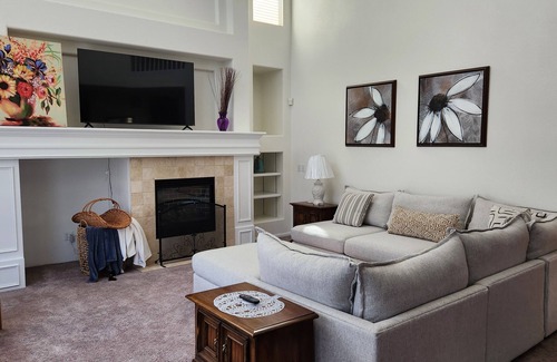 Parker House | Spacious 5BR Retreat by Trails Pet-Friendly