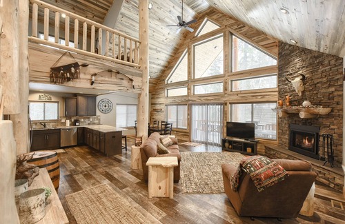 Deadwood Cabin | Spacious 5BR w/Large Covered Deck, and Hot Tub Minutes to Deadwood!