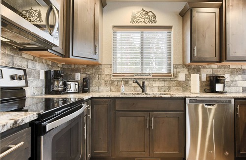 Deadwood Cabin | Spacious 5BR w/Large Covered Deck, and Hot Tub Minutes to Deadwood!