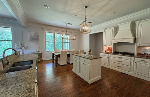 Oxford House | Spacious 6 bd, 7 ba, Sleeps 12+ Oxford Oasis!