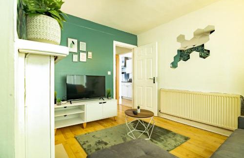 Acresford House | Spacious 6-Bed Home in Coventry, Warwick, West Midlands- Free Parking, Super Fast WiFi