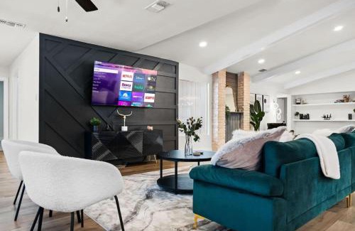 North San Antonio - SAT House | Spacious 6 Bed House near Airport, Pet-Friendly, Close to AFB