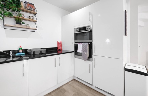 Slough House | Spacious 6 Bedroom 2 Bath Serviced House with Parking in Denton Way