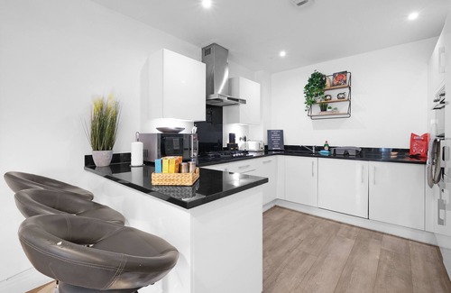 Slough House | Spacious 6 Bedroom 2 Bath Serviced House with Parking in Denton Way