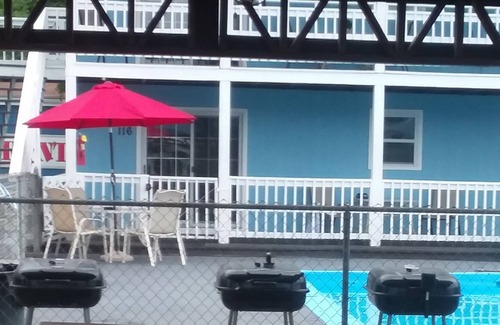 Indian Point Resort | SPACIOUS 6 BEDROOM / 4 BATH / 2 KITCHEN NEAR SILVER DOLLAR CITY!