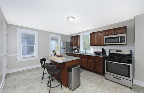 Tremont Apartment | Spacious 6-bedroom apartment in amazing Cleveland with WiFi, AC