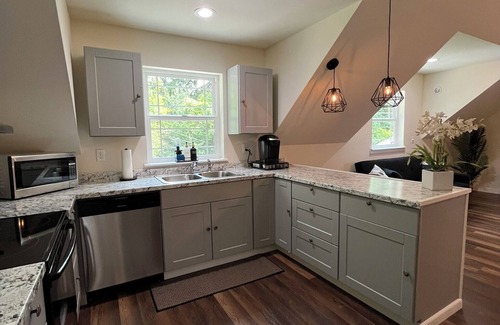 Eatonville House | Spacious 6-bedroom house on Clear Lake with Hot Tub!