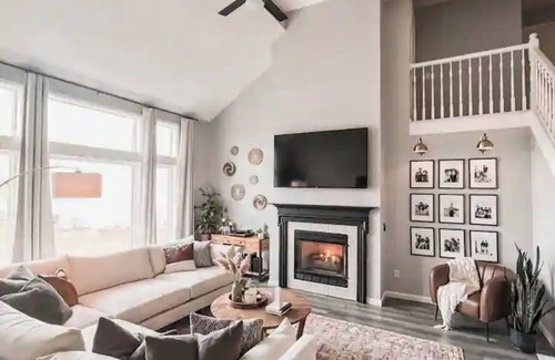Saint Marys  Allen County House | Spacious 6-bedroom house with a fitness room and hot tub in lovely Fort Wayne.