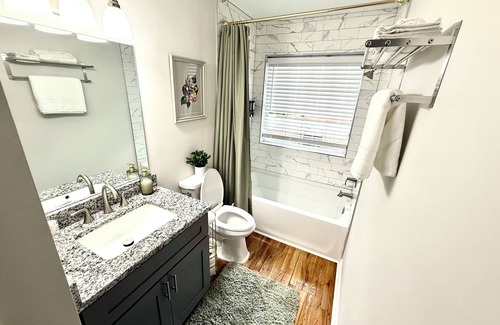 Atlanta University Center House | Spacious 6 bedroom house in lovely Atlanta By Mercedes Benz. Great for groups