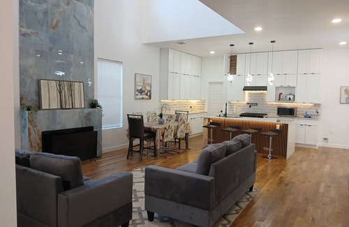 West Dallas House | Spacious 6-bedroom house in welcoming near Downtown Dallas with AC