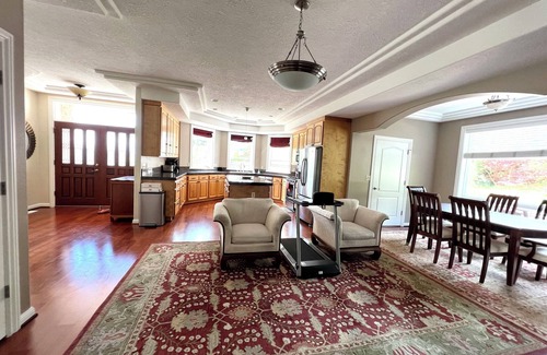 Sunnyside House | Spacious 6-bedroom house with AC, fitness room in gated quiet area Happy Valley