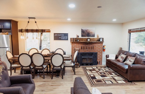 Echo Lake Cabin | Spacious 6-Bedroom Tahoe Cabin, 9 minutes to Sierra Ski Resort! Mountain Views