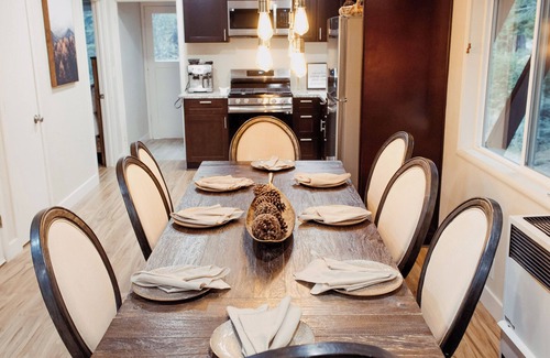 Echo Lake Cabin | Spacious 6-Bedroom Tahoe Cabin, 9 minutes to Sierra Ski Resort! Mountain Views